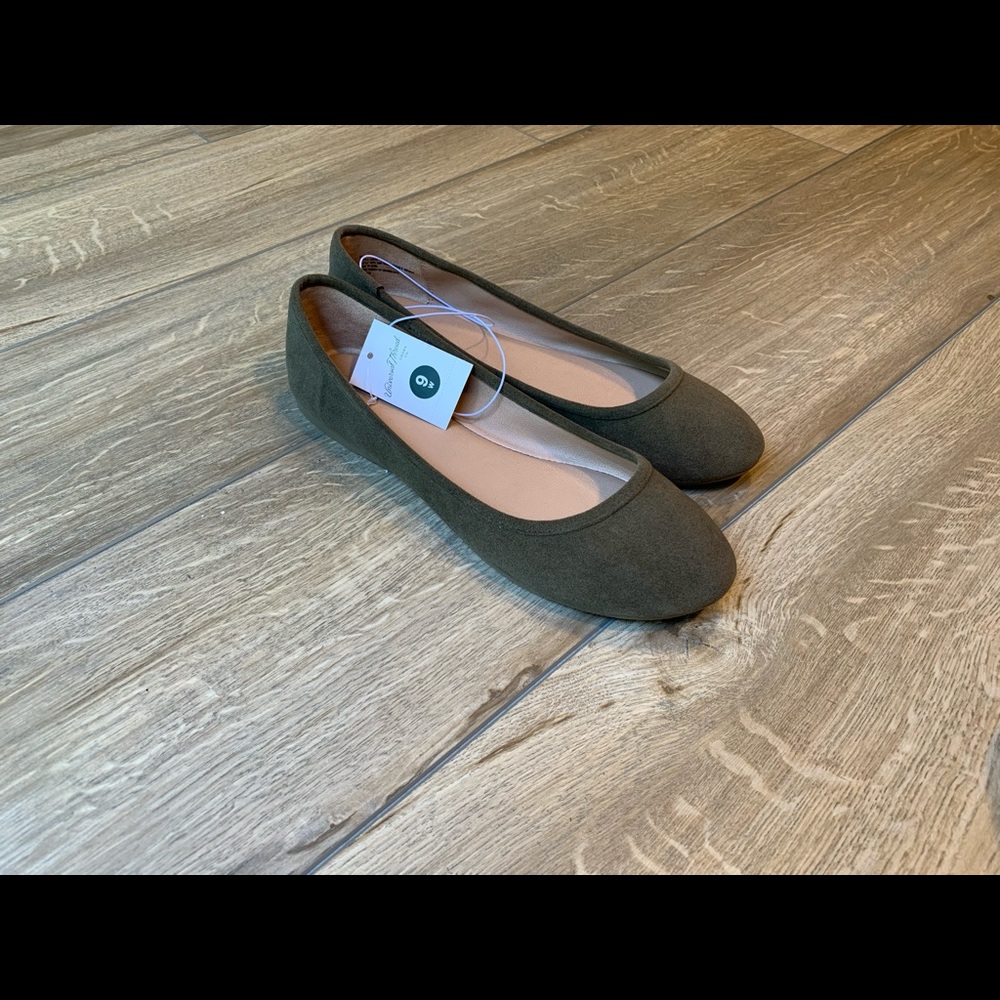 NWT green flats by Universal Threads